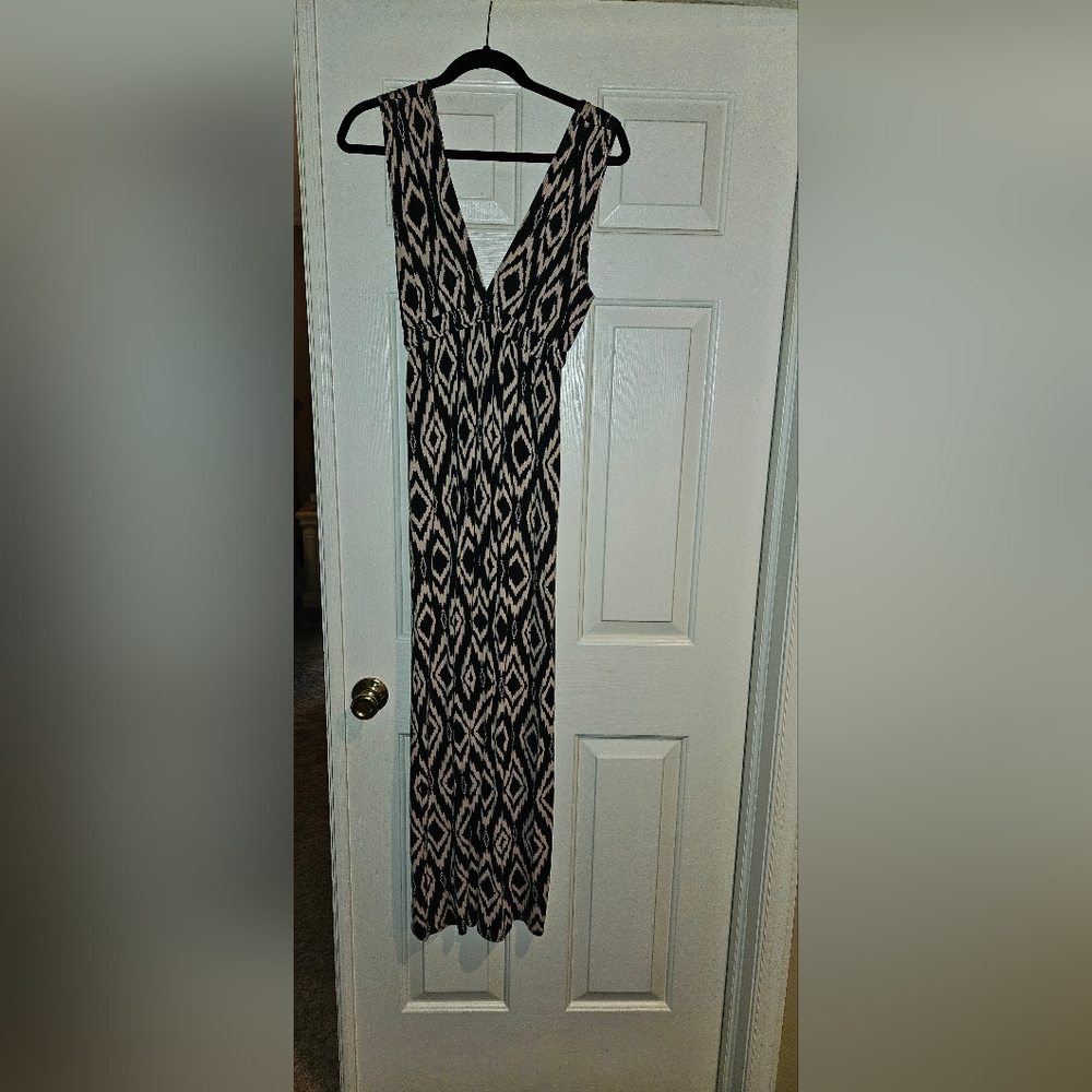 Love...ady Black and Cream Geometric Long Dress. Very Flattering